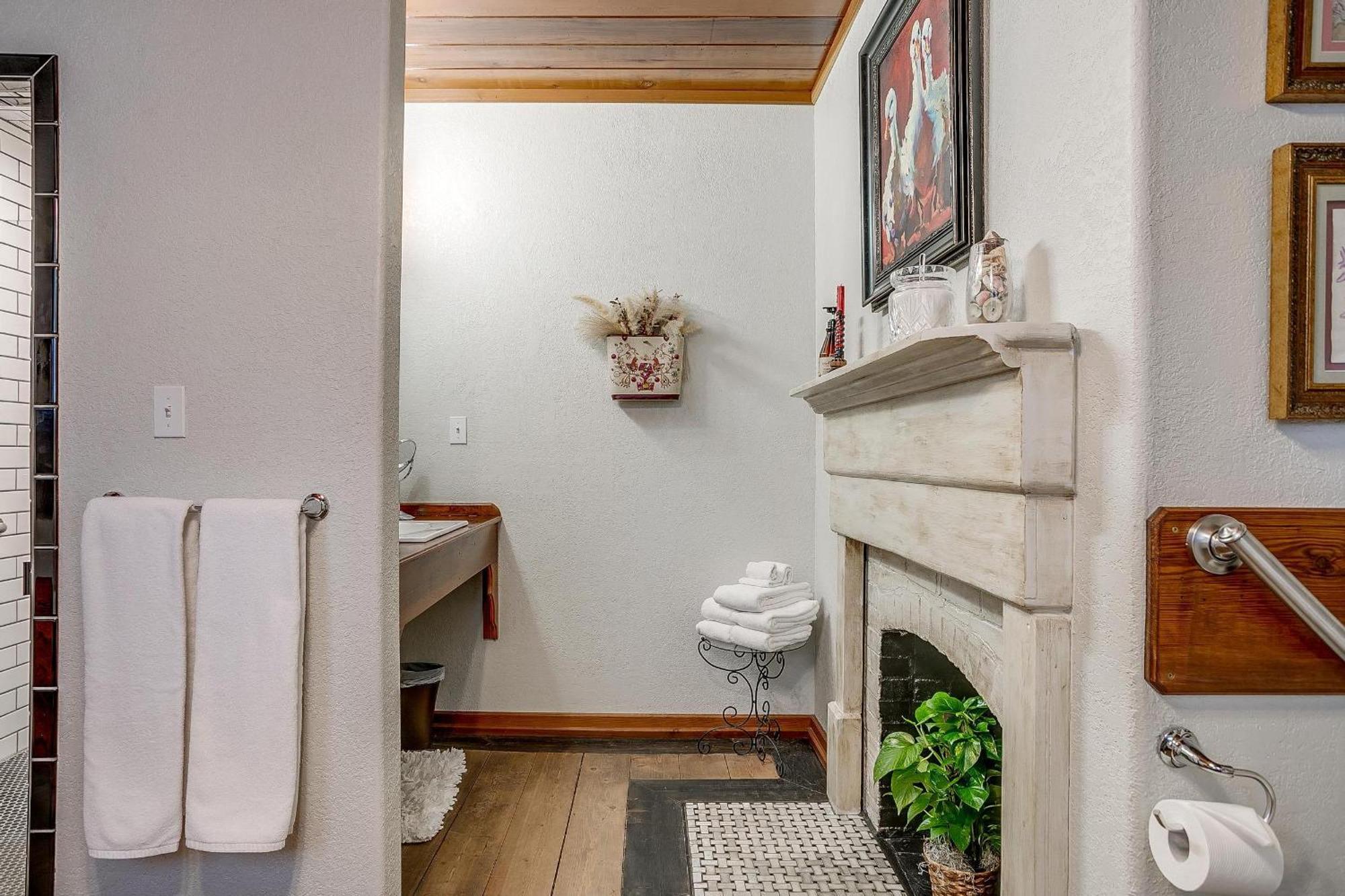 The Gallery House Boutique Hotel Стивенвилл Экстерьер фото